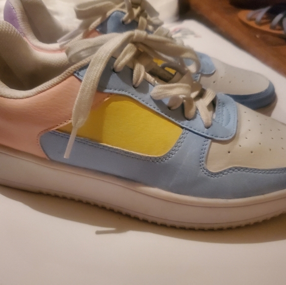 Time and Tru Womens Sneakers Size 7.5 Memory Foam Pastel and White - Picture 3 of 3